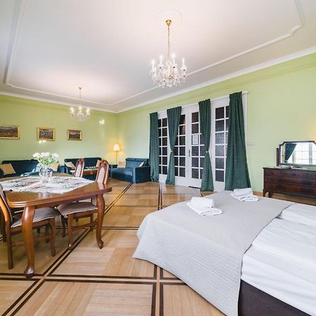 Apartamenty W Palacu Pod Baranami Krasków Exterior foto