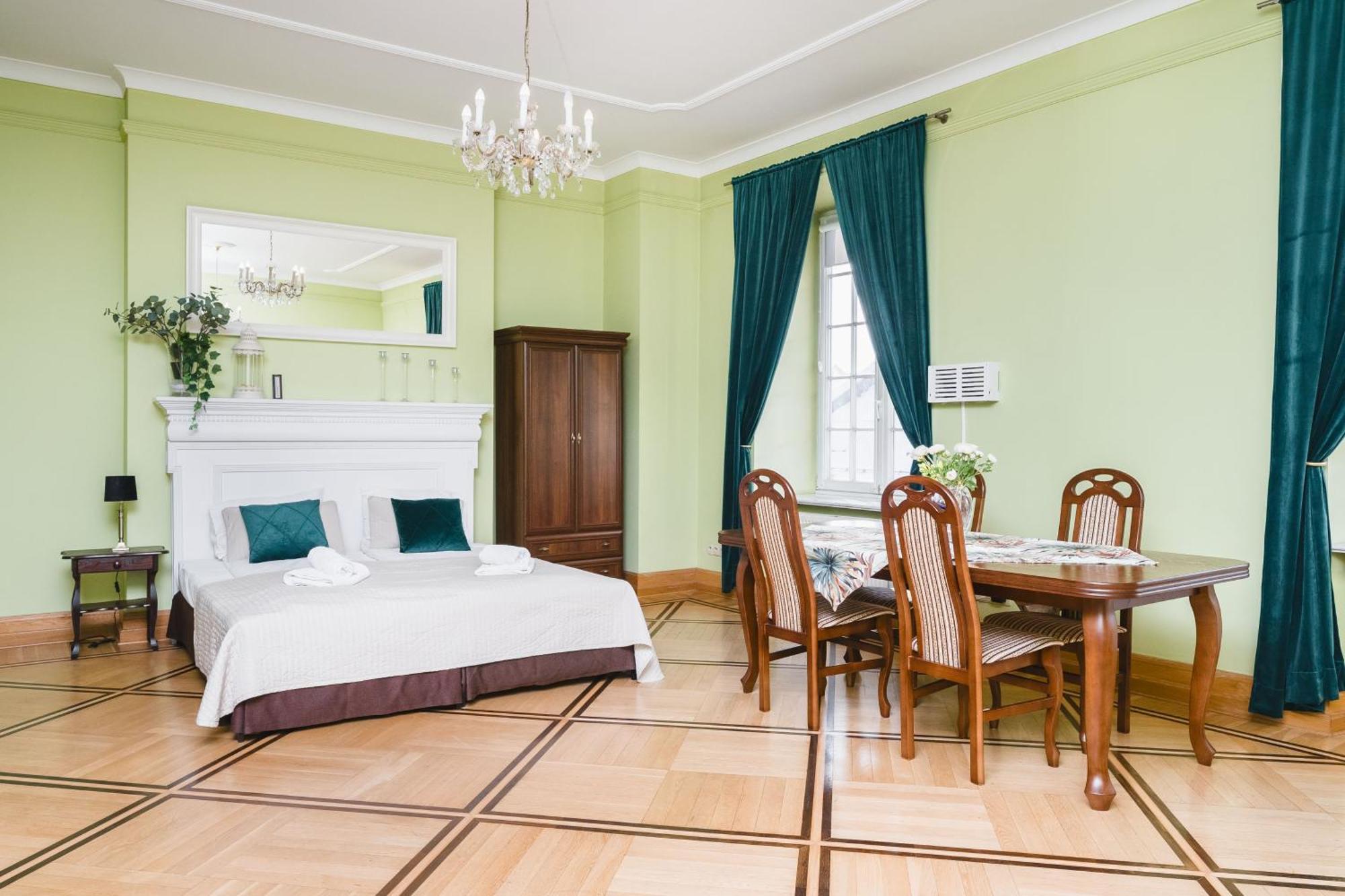 Apartamenty W Palacu Pod Baranami Krasków Exterior foto
