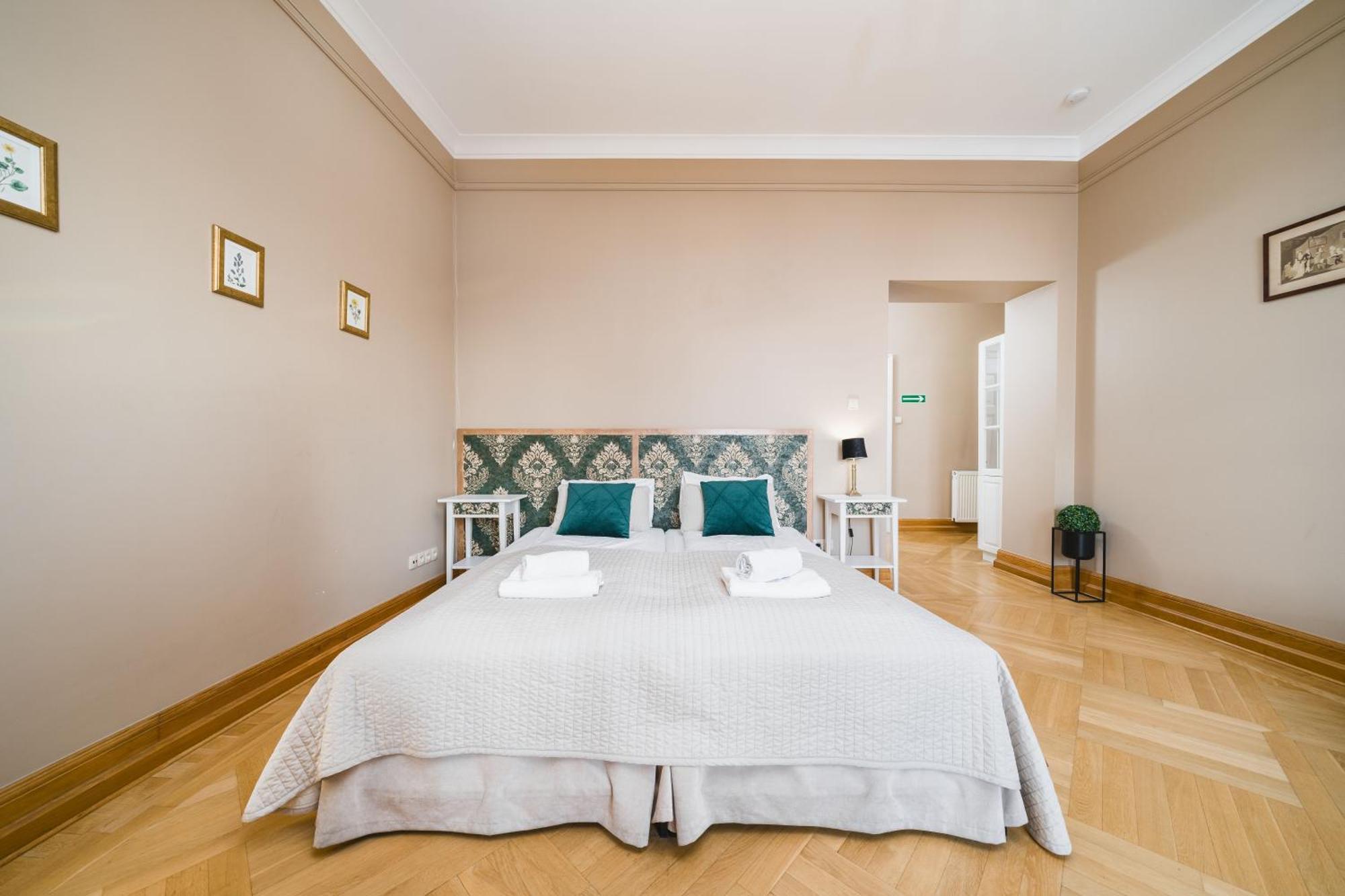 Apartamenty W Palacu Pod Baranami Krasków Exterior foto
