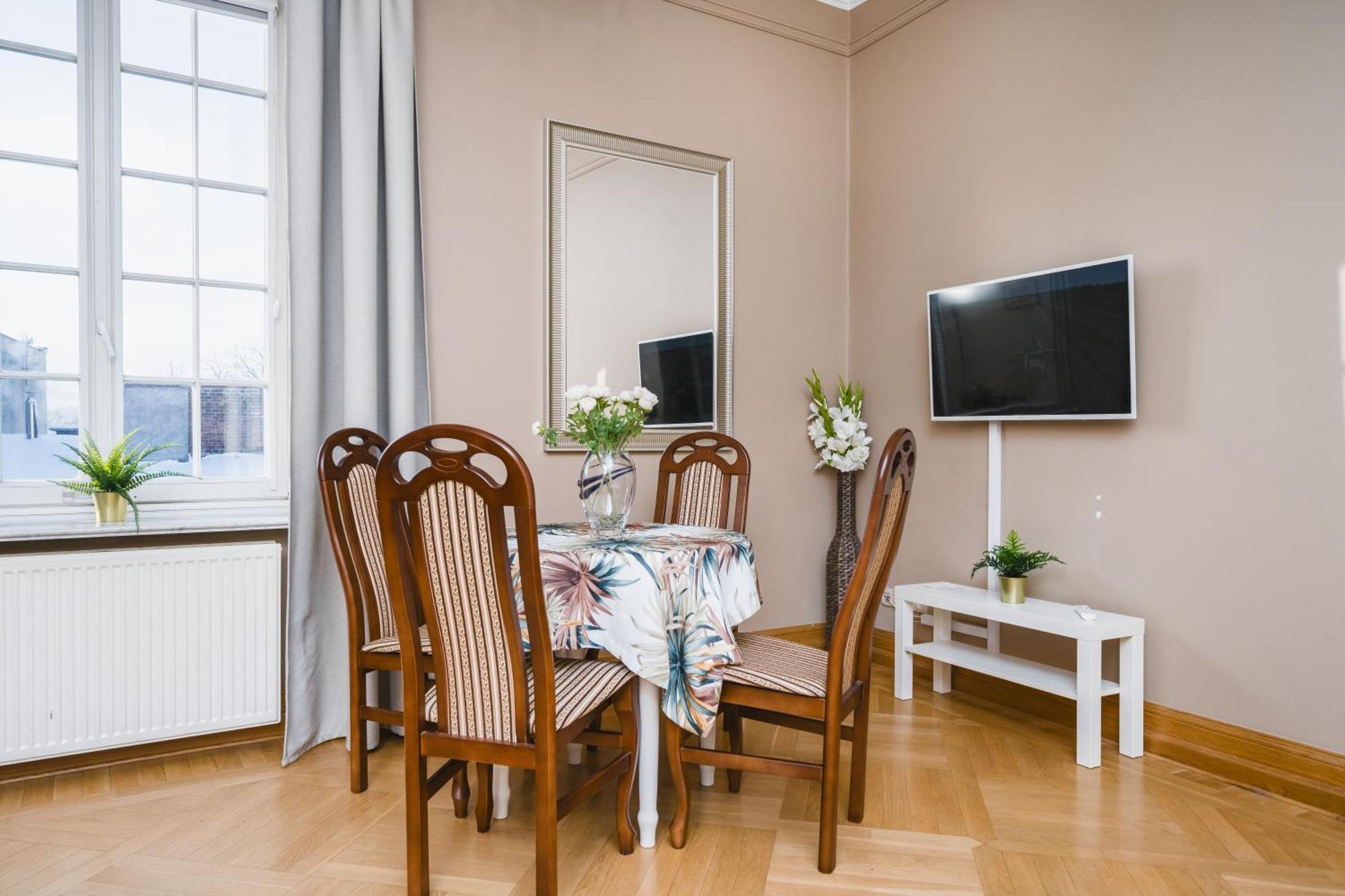 Apartamenty W Palacu Pod Baranami Krasków Exterior foto