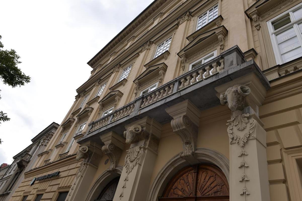 Apartamenty W Palacu Pod Baranami Krasków Exterior foto