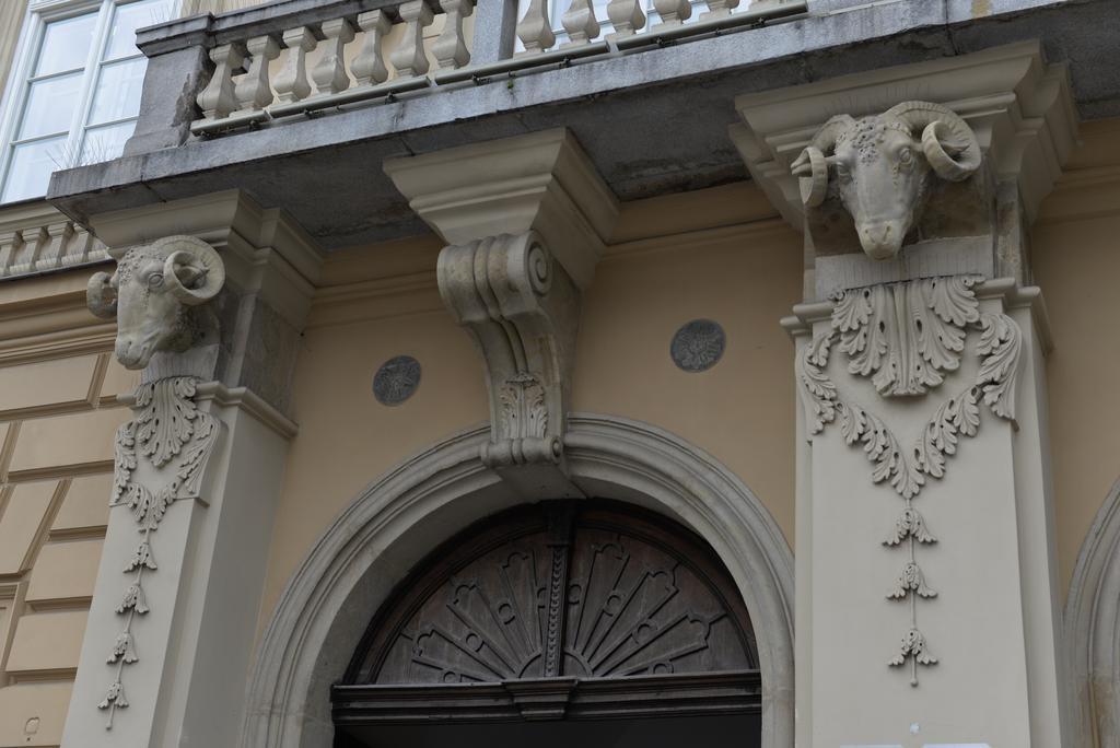 Apartamenty W Palacu Pod Baranami Krasków Exterior foto